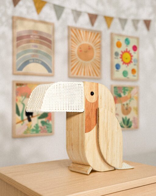 Quanto mais estímulos certos oferecemos, mais livremente nossos pequenos podem voar! 🦜✨

Seguindo a proposta Montessori, que valoriza ambientes lúdicos, seguros e educativos, nossa Luminária Tucano foi pensada para estimular a autonomia, a imaginação e a conexão das crianças com a natureza brasileira.

Com formas simples e cores alegres, ela não só ilumina suavemente o quarto, como também desperta a curiosidade sobre a diversidade da nossa fauna. Aliada aos quadrinhos educativos, cada detalhe se torna um convite à descoberta, respeitando o ritmo natural dos pequenos exploradores.

Transforme o quarto infantil em um espaço acolhedor, estimulante e repleto de brasilidade. Afinal, na OILA, acreditamos em um conto em cada canto. 

Gostou dessa ideia? Conta pra gente aqui nos comentários! 🦜👇